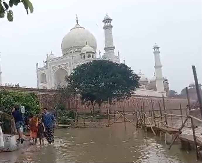 after 45 years yamuna water reached the boundary wall of taj mahal