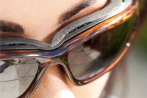 dark glasses in conjuctivitis