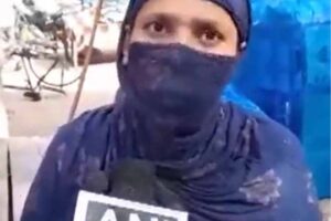 delhi accuse a woman teacher of using religious words before students