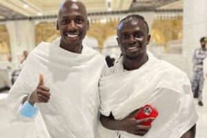 footballer sadio mane enjoying umrah with the players of al nasr club