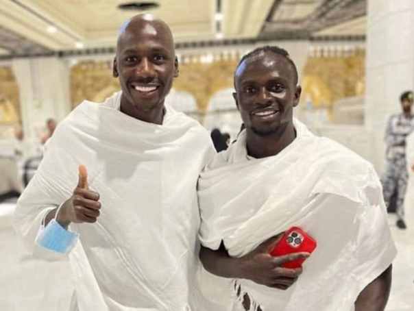 footballer sadio mane enjoying umrah with the players of al nasr club
