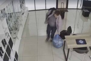 a russian sales manager stole dozens of iphones