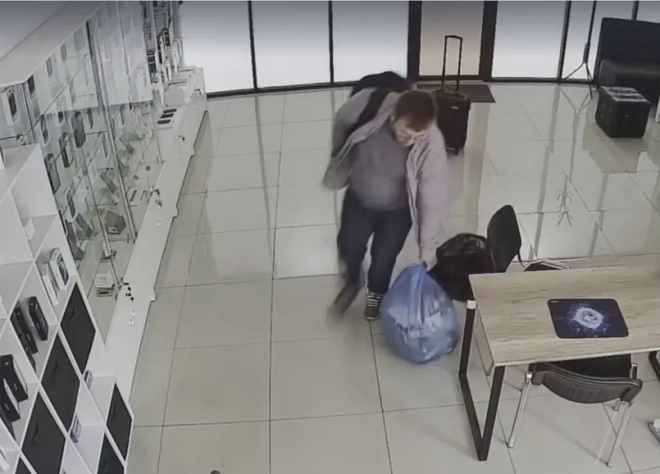 a russian sales manager stole dozens of iphones