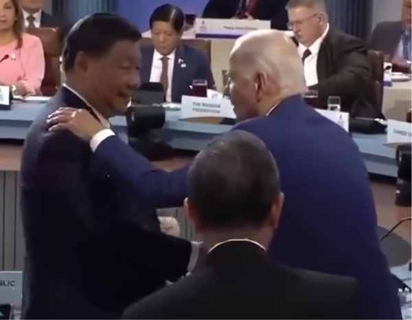 The American president suddenly stood up to meet the Chinese president during the meeting