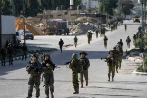 israeli army arrests palestinians
