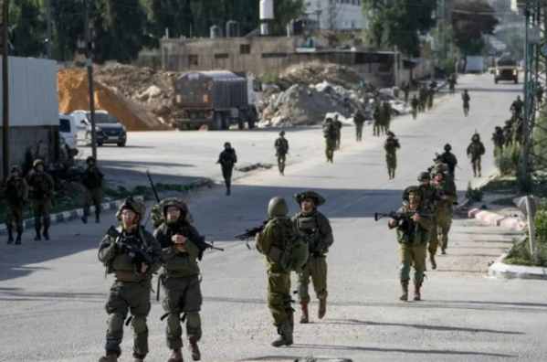 israeli army arrests palestinians
