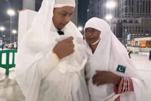 a 105 year old pakistani woman reunites with indian niece at kaaba