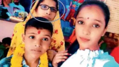 tragic incident woman dies after clothes get stuck in delhi metro door