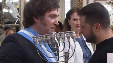 why did the argentine president present zelenskiy with the jewish religious symbol hanukkah