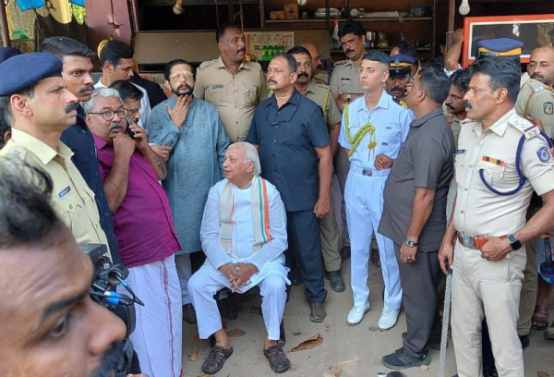 kerala governor arif mohammed khan road protest