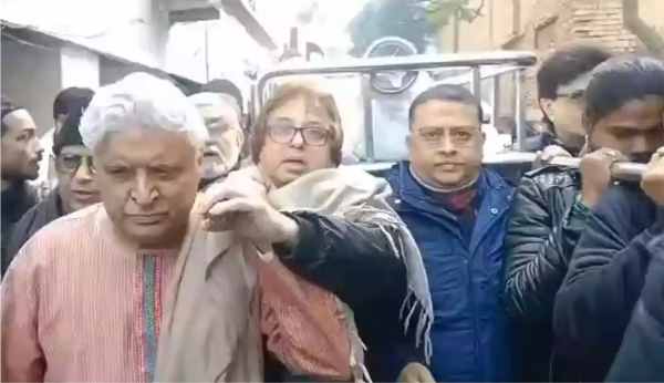 lyricist javed akhtar participates in the last rites of famous poet munawwar rana