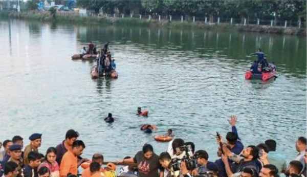 accident in gujarat vadodara students boat overturns 12 killed