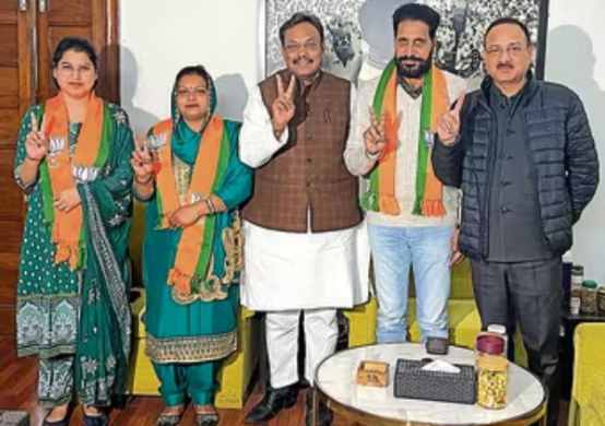 chandigarh mayor resigns 3 aap councillors join bjp