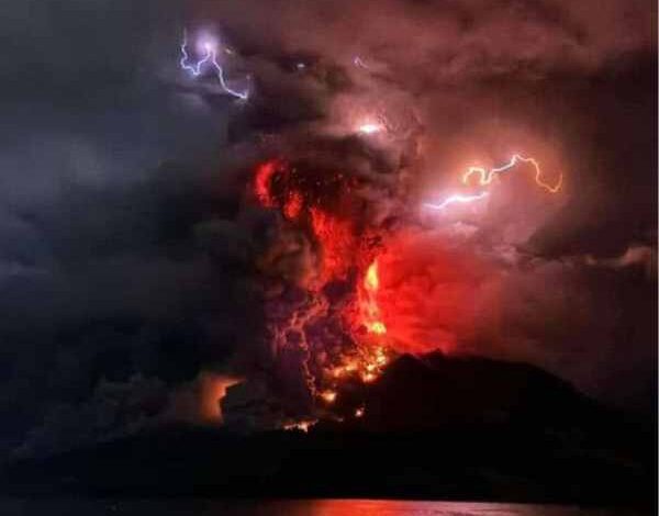 indonesia tsunami alert issued after volcano eruption