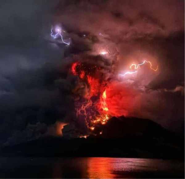 indonesia tsunami alert issued after volcano eruption