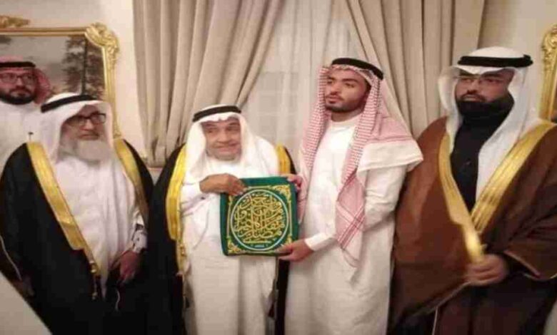 the key of the kaaba was handed over to the 78th new key bearer abdul wahhab