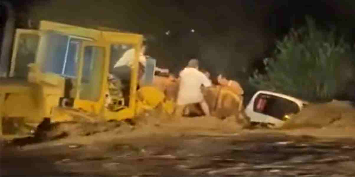the saudi youth rescued four people trapped in the flood