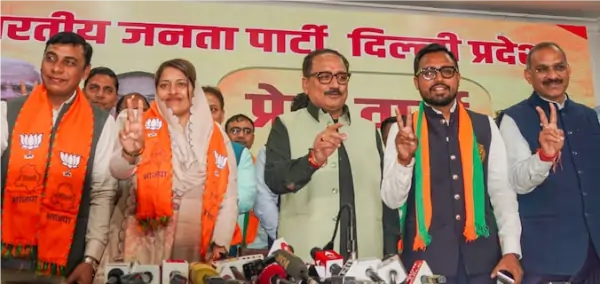 aam aadmi party three councillors join bjp