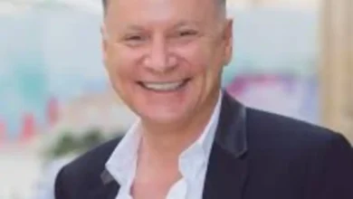 "بشار المسری، فلسطینی نژاد امریکی ارب پتی، جن پر واشنگٹن کی امریکی عدالت میں حماس کی سہولت کاری کا مقدمہ دائر کیا گیا ہے۔ پس منظر میں غزہ انڈسٹریل اسٹیٹ اور سرنگوں کی مبینہ تصاویر"