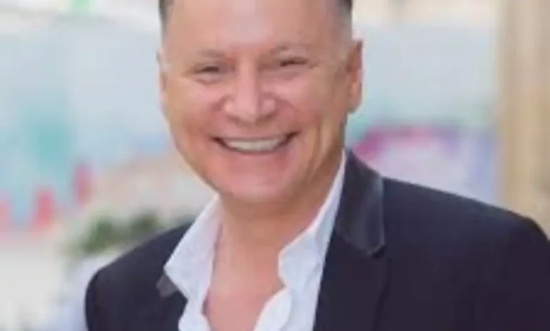 "بشار المسری، فلسطینی نژاد امریکی ارب پتی، جن پر واشنگٹن کی امریکی عدالت میں حماس کی سہولت کاری کا مقدمہ دائر کیا گیا ہے۔ پس منظر میں غزہ انڈسٹریل اسٹیٹ اور سرنگوں کی مبینہ تصاویر"