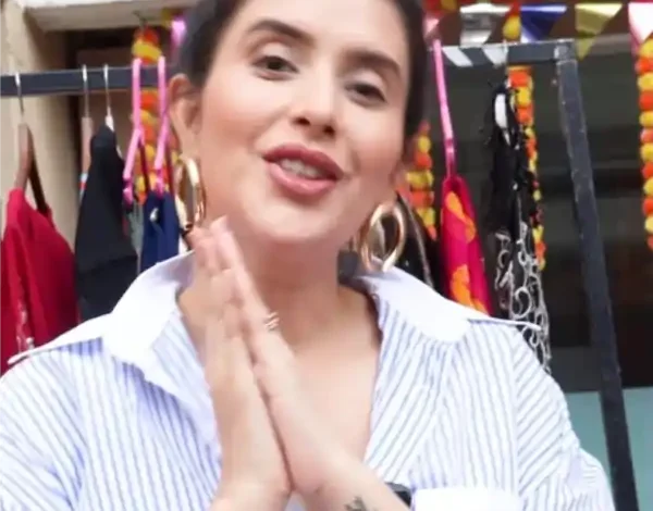 charu asopa sells clothes online due to financial crisis