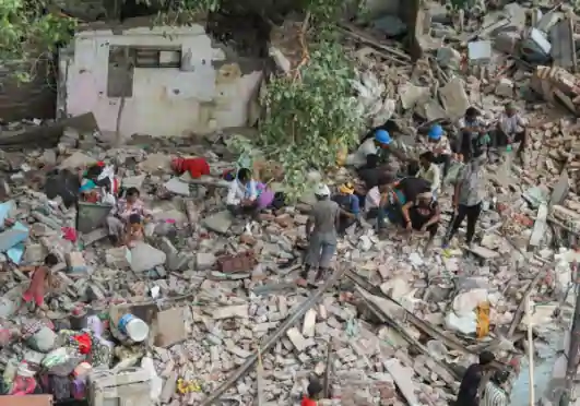 delhi wazirpur demolition over 500 huts razed