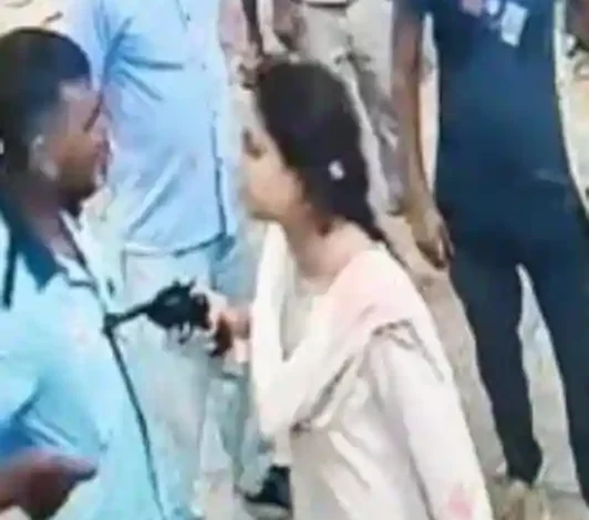 hardoi girl points revolver at petrol pump worker