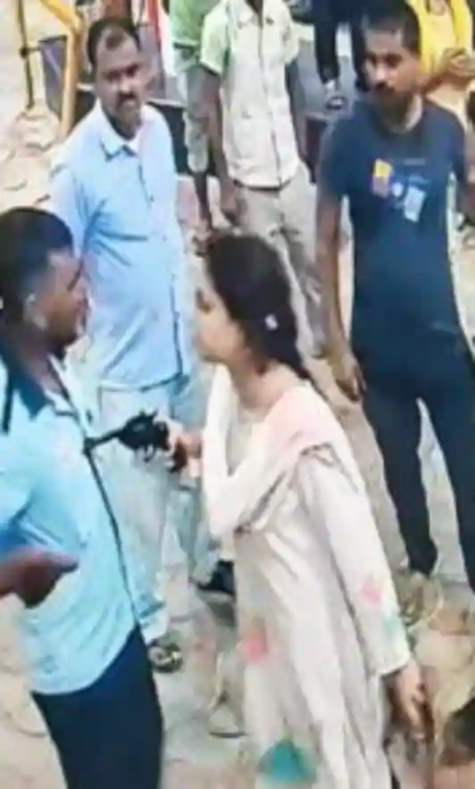 hardoi girl points revolver at petrol pump worker
