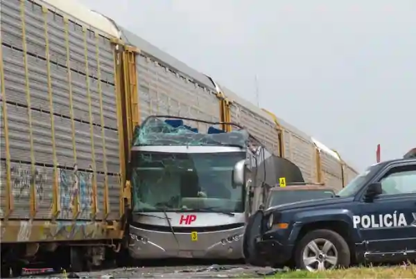 mexico train bus accident
