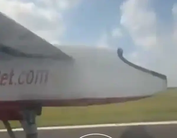 spicejet q400 emergency landing mumbai