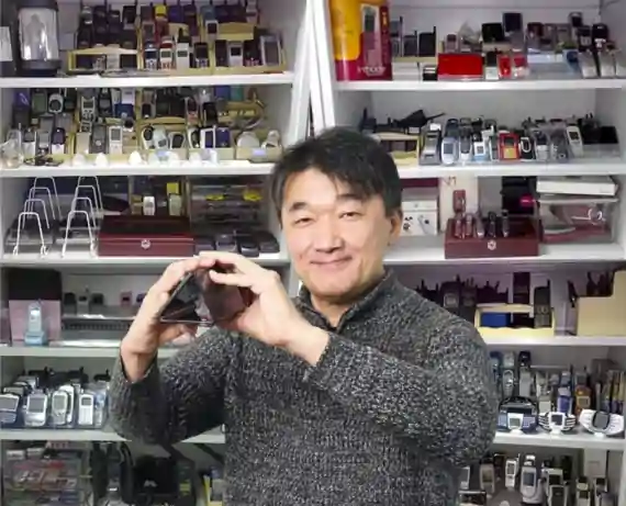 japanese journalist yasuhiro yamani foldable phone