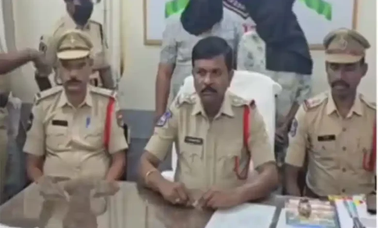karimnagar instagram honey trap arrest